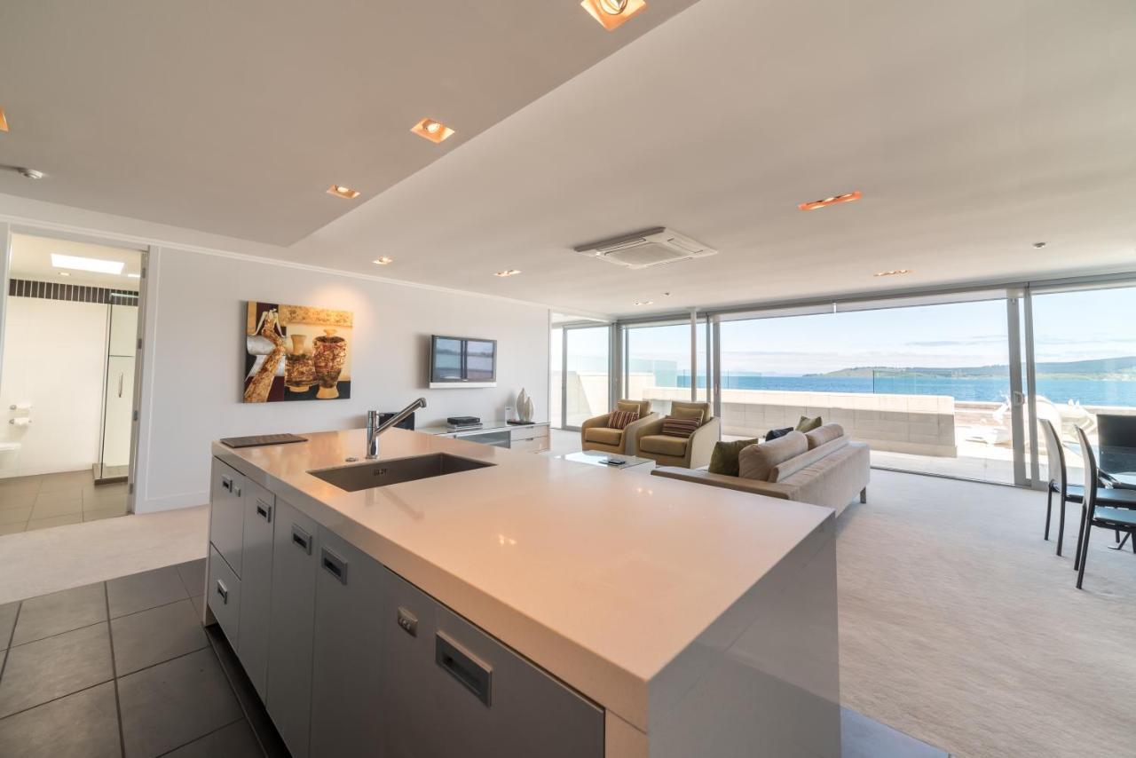 Aparthotel Sacred Waters Taupo Zewnętrze zdjęcie A kitchen in a modern home