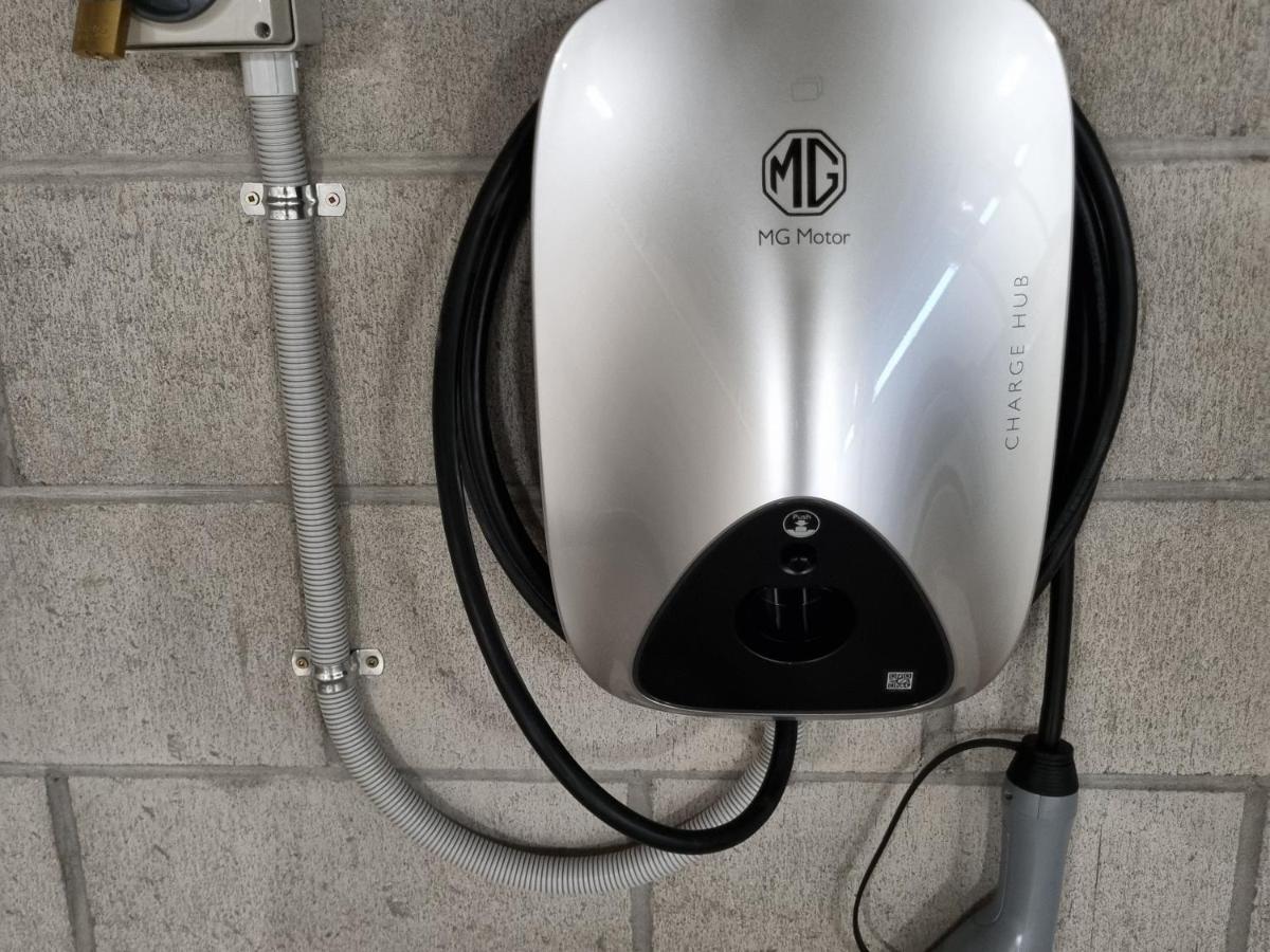 Aparthotel Sacred Waters Taupo Zewnętrze zdjęcie MG Motor UK charging station