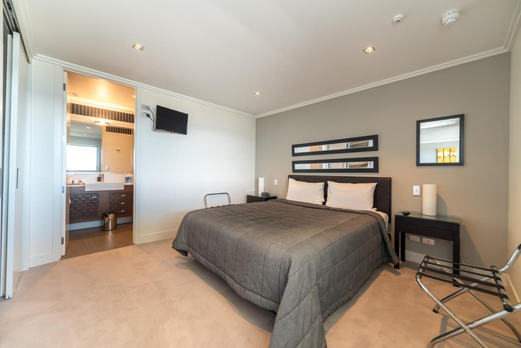 Aparthotel Sacred Waters Taupo Zewnętrze zdjęcie A bedroom in a hotel