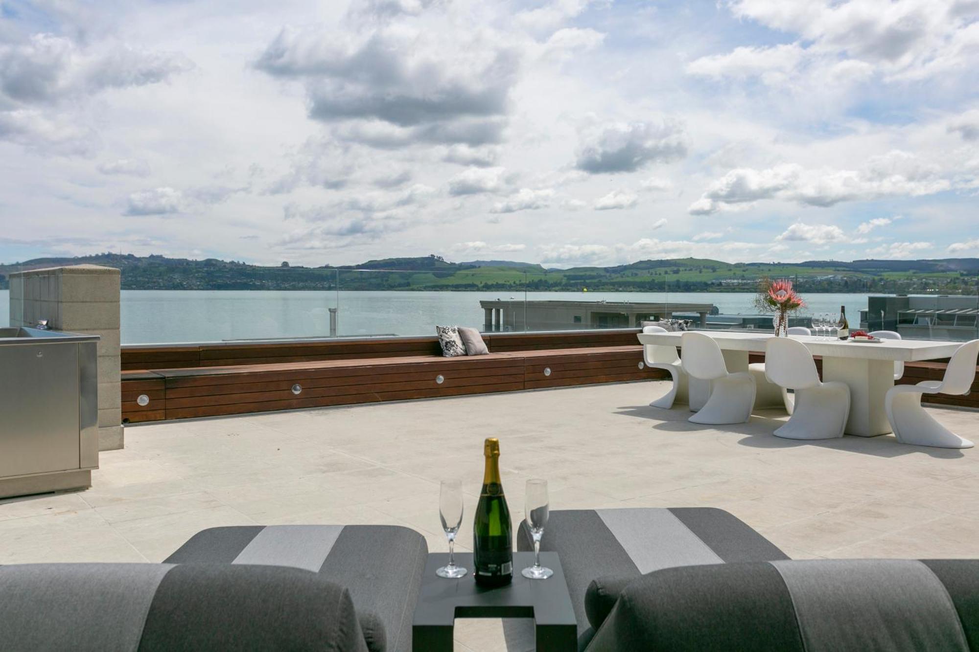 Aparthotel Sacred Waters Taupo Zewnętrze zdjęcie The rooftop terrace