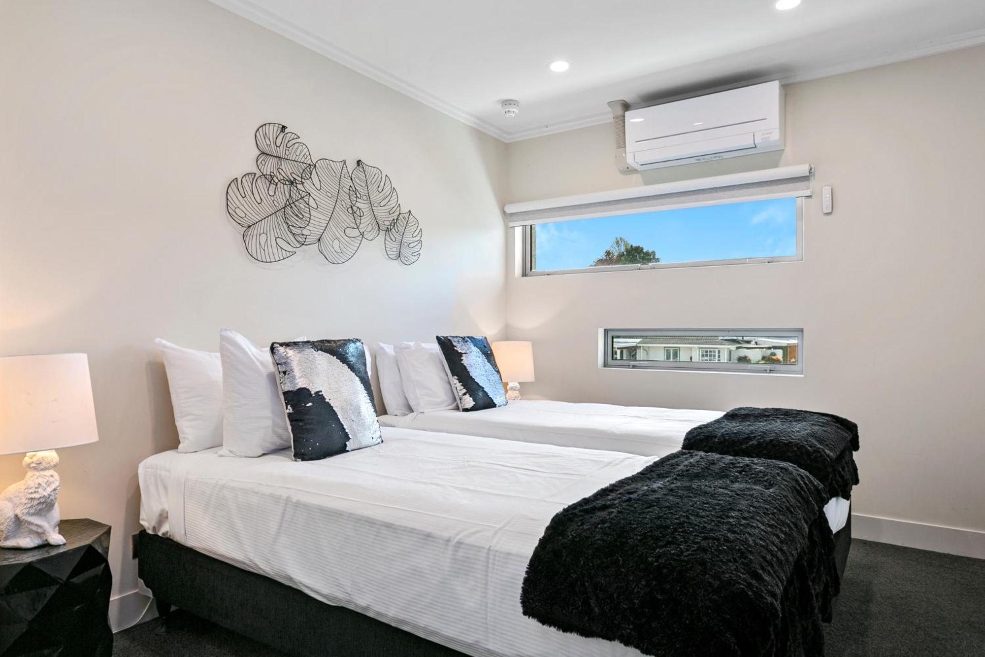 Aparthotel Sacred Waters Taupo Zewnętrze zdjęcie A bedroom in a serviced apartment