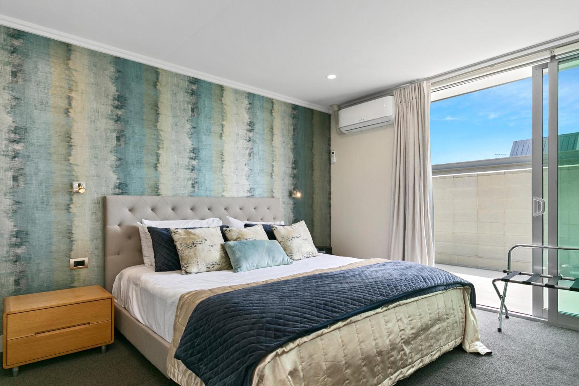 Aparthotel Sacred Waters Taupo Zewnętrze zdjęcie A bedroom with a bed