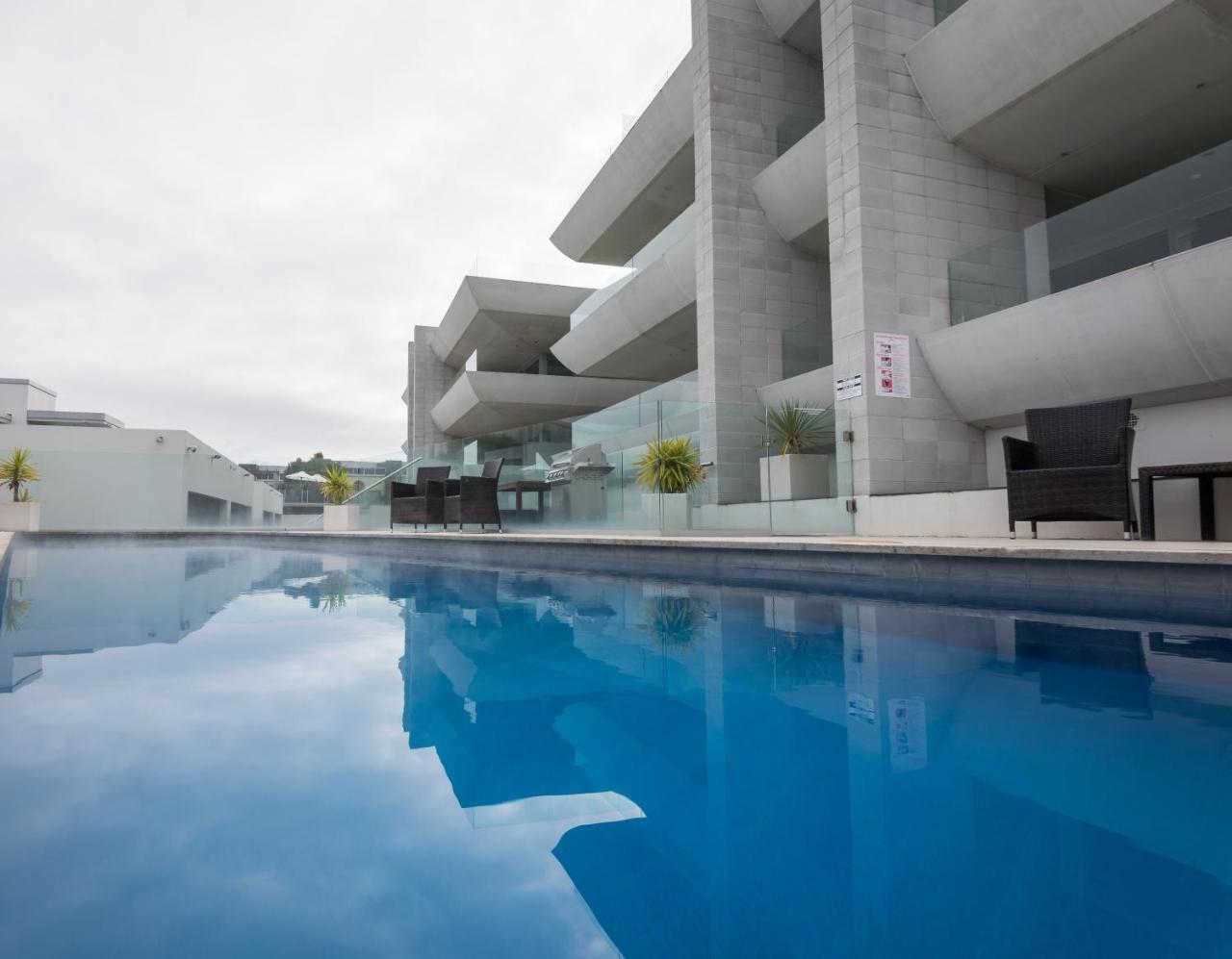 Aparthotel Sacred Waters Taupo Zewnętrze zdjęcie The swimming pool at the hotel