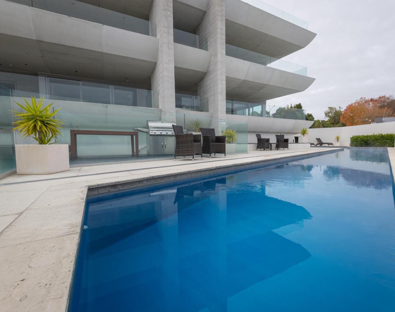 Aparthotel Sacred Waters Taupo Zewnętrze zdjęcie A pool in a private home